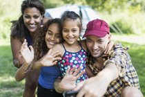 Glückliche Familie winkt, macht Selfie mit Kamerahandy auf dem Campingplatz — Stockfoto