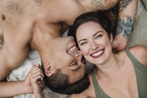 Porträt von oben glückliches, liebevolles junges Paar — Stockfoto