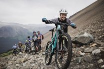 Гірські велосипедисти на скелястій стежці — стокове фото