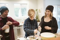 Familie backt in der Küche — Stockfoto