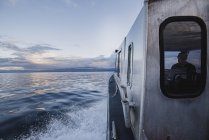 Капитан вождения лодка на спокойной реке, Кэмпбелл-Ривер, Британская Колумбия, Канада — стоковое фото