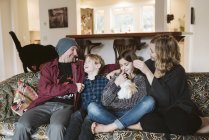 Сім'я відпочиває на вітальні диван — стокове фото