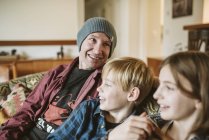 Vater und Kinder relaxen auf dem Wohnzimmersofa — Stockfoto