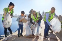 Freiwillige säubern den Müll am Wasser — Stockfoto