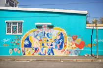 Lebendige Gemeinschaft Wandbild an sonniger Stadtmauer — Stockfoto