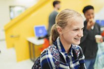 Усміхнений молодший старшокласник з брекетами — стокове фото