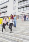 Lycéens quittant le bâtiment de l'école, marches descendantes — Photo de stock