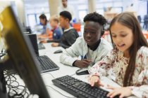 Estudantes do ensino médio usando computador em laboratório de informática — Fotografia de Stock