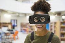 Retrato de brincalhão estudante júnior menina usando óculos de realidade virtual — Fotografia de Stock