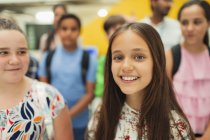 Портрет уверенного, улыбающегося ученика средней школы — стоковое фото