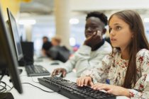 Realschüler nutzen Computer im Computerraum — Stockfoto