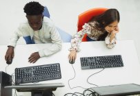 Étudiants du secondaire moyen utilisant des ordinateurs dans un laboratoire informatique — Photo de stock