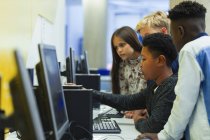 Старшеклассники используют компьютер в компьютерной лаборатории — стоковое фото