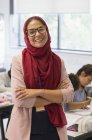 Retrato confiante professor feminino vestindo hijab em sala de aula — Fotografia de Stock