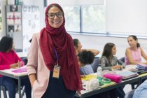 Ritratto sorridente, insegnante donna sicura di sé che indossa hijab in classe — Foto stock