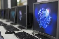 Salvatore di schermo di comunicazioni globale su computer in laboratorio di computer — Foto stock