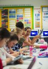 Realschülerin nutzt digitale Tablets am Schreibtisch im Klassenzimmer — Stockfoto