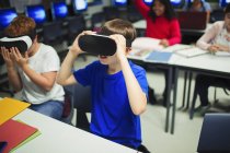 Estudantes do ensino médio usando simuladores de realidade virtual em sala de aula — Fotografia de Stock