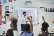 Sorrindo professor do sexo masculino lição de liderança em sala de aula — Fotografia de Stock
