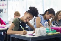 Selbstbewusste Realschülerin macht Hausaufgaben im Klassenzimmer — Stockfoto