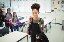 Портрет улыбается, уверенная школьница в классе — стоковое фото