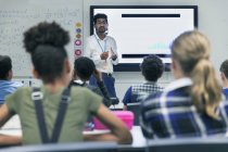 Professor do sexo masculino lição de liderança em sala de aula — Fotografia de Stock