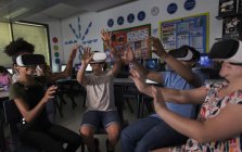 Молодші школярі використовують симулятори віртуальної реальності в класі — стокове фото