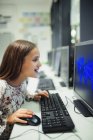 Молодша школярка використовує комп'ютер у класі — стокове фото