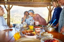 Paar umarmt sich, genießt gesundes Frühstück in Hütte bei Yoga-Retreat — Stockfoto
