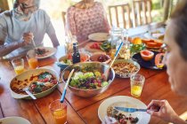 Friends eating healthy meal during yoga retreat — Stock Photo