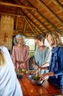 Femmes préparant un repas sain dans la cabane pendant la retraite de yoga — Photo de stock