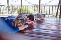 Persone serene che meditano in capanna durante il ritiro yoga — Foto stock