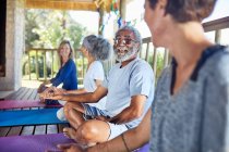 Senior unterhält sich bei Yoga-Retreat mit Frau in Hütte — Stockfoto
