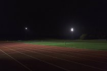 Pista de deportes oscuros por la noche - foto de stock
