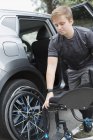 Junge Frau setzt Rollstuhl auf Rücksitz von Auto — Stockfoto