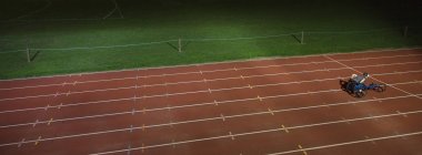 Паралельна підготовка спортсменів до гонки на інвалідних візках на спортивній колії вночі — стокове фото
