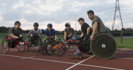Querschnittsgelähmte Sportler trainieren für Rollstuhlrennen auf Sportbahn — Stockfoto