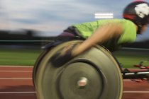 Querschnittsgelähmter Sportler rast bei Rollstuhlrennen über Sportbahn — Stockfoto