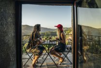 Paar entspannt Wein trinken auf sonnigem Balkon — Stockfoto