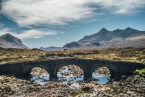 Ponte sul remoto fiume scosceso, Isola di Skye, Scozia — Foto stock