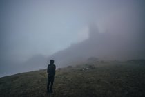 Uomo in piedi su una collina nebbiosa ed eterea, Isola di Skye, Scozia — Foto stock