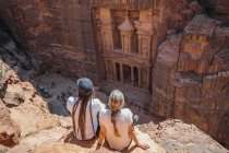 Paar genießt architektonische Ruinen, Petra, Jordanien — Stockfoto