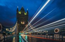 Verschwommenes Licht auf der Tower Bridge in der Nacht, London, Großbritannien — Stockfoto