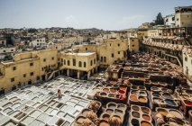 Vista panorâmica de poços de tintura de curtume de couro, Fes, Marrocos — Fotografia de Stock