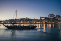 Hafenstadt hinter vertäfeltem Schiff in der Nacht, Hafen, Portugal — Stockfoto