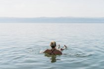 Femme flottant, nageant en Mer Morte, Jordanie — Photo de stock
