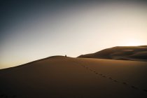 Fußabdrücke in sandiger, abgelegener Wüste, Sahara, Marokko — Stockfoto
