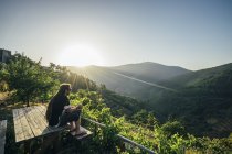 Человек, наслаждающийся солнечным видом на пейзаж, Час-де-Эгуа, Португалия — стоковое фото