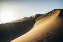 Солнце светит над песчаной пустыней, Сахара, Марокко — стоковое фото