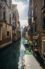 Сонце світить більш спокійній будівель і канал з гондоли, Венеція, Італія — стокове фото